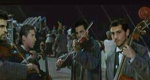 صورة.. تاهيتي «المغمورة»: لاعبو إسبانيا يعزفون لحظة غرق «تايتانك»